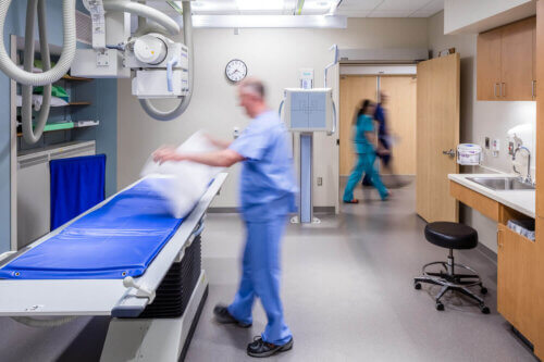 Abbott Northwestern Emergency Department interior patient room (2)