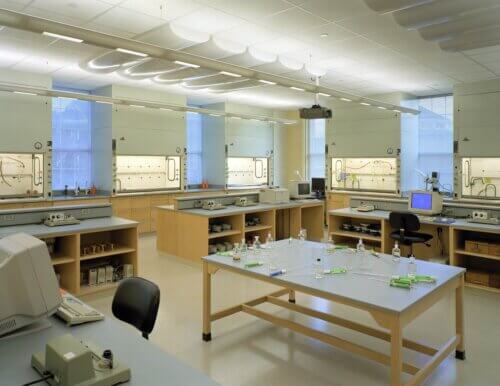 Hood College - Hodson Science & Technology Center interior lab 2